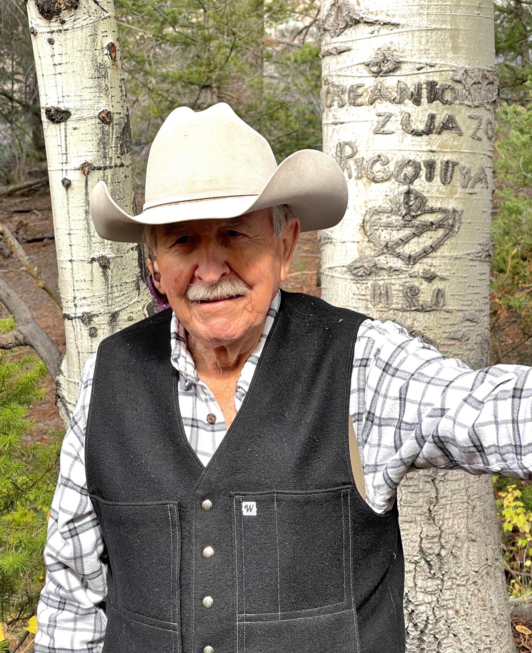 John-Peavey-at-tree-arborglyph.-Credit-Carol-Waller